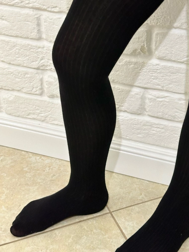 выгодный набор из 6 штук)) по размеру подошли - 10 лет, доча сказала они кайфовые)) попрыгала, потанцевала в них🤪 наденем в школу после каникул, у нас уже теплеет, нога как раз потеть в таких не будет 👯♀️