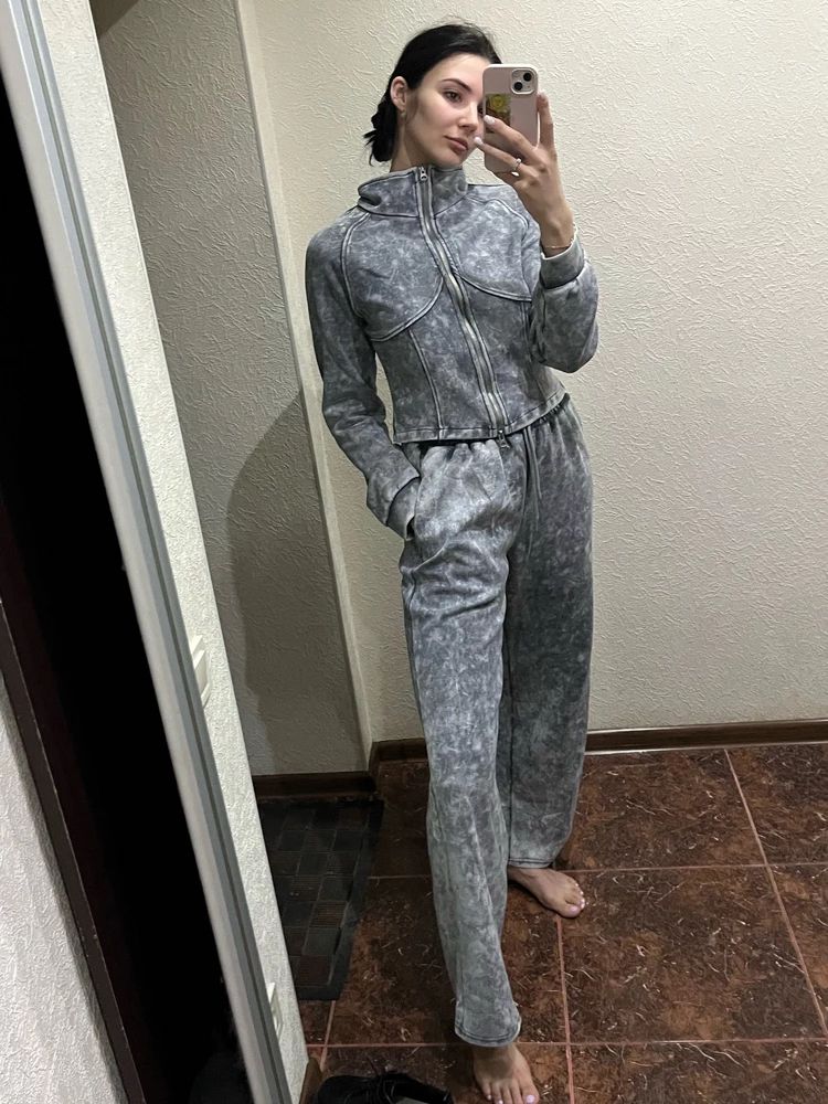 Очень довольна покупкой! Мой рост 174 см-штаны сели идеально !!!
И в целом очень довольна и качеством пошива и составом ткани (95% хлопка)…думаю будет радовать меня этот костюм не один год 🤞🏻