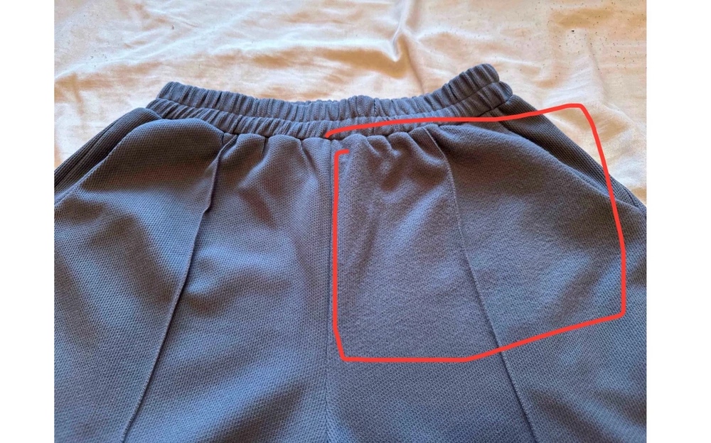 Два раза заказывала голубой костюм в размере 54(52) . И оба раза - брак . В первом случае - затертая часть ткани размером 20*20 спереди на штанах в области паха. Во втором разе - такая же затертость на штанах, только сзади , на попе. Вопрос к продавцу - вы хоть как-то следите за качеством товара ? Такое отношение никуда не годится !