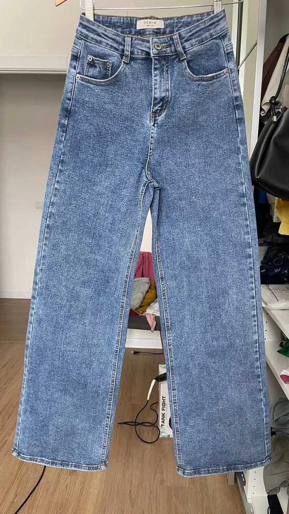 Топовые джинсы, сели идеально, нигде не давят, не жмут. По длине на 173 даже с каблуком можно носить. Комбинируются с любым верхом, хоть с оверсайзом, хоть облегающей водолазкой, всё  смотрится супер стильно!