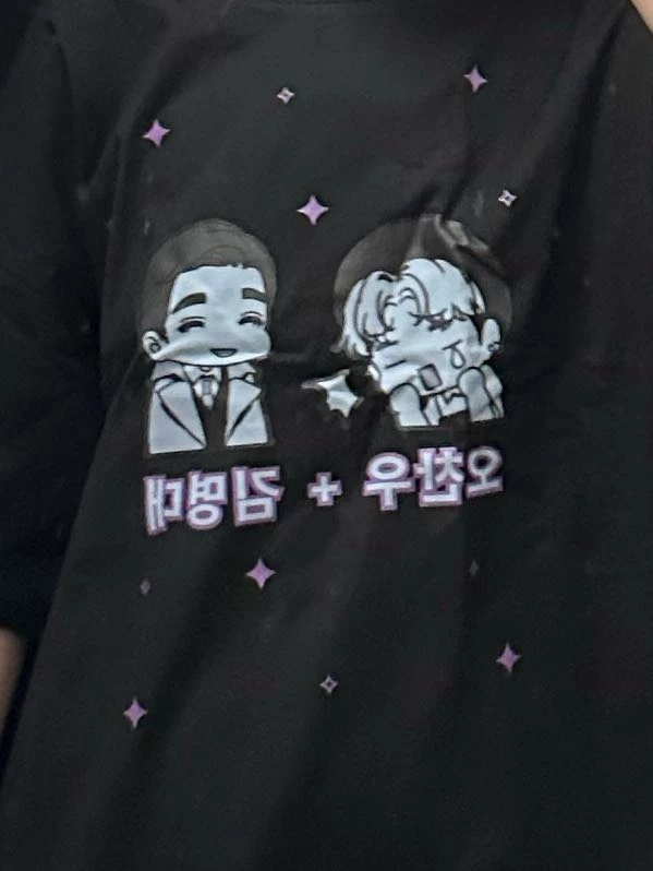 По размеру все отлично, но вот качество печати и качество самой футболки оставляет желать лучшего. Материал-плотная синтетика, которая блестит(но, к слову, я брала с 2 разными принтами, и вот 2 фтуболка сильно отличалась по качеству ткани). Самое грустное-серая грязная печать любимых персонажей🥲 то есть очень смазанная картинка, наши мужички не белые, а серые. Такая же история и с буквами. Очень крутая задумка, но исполнение…