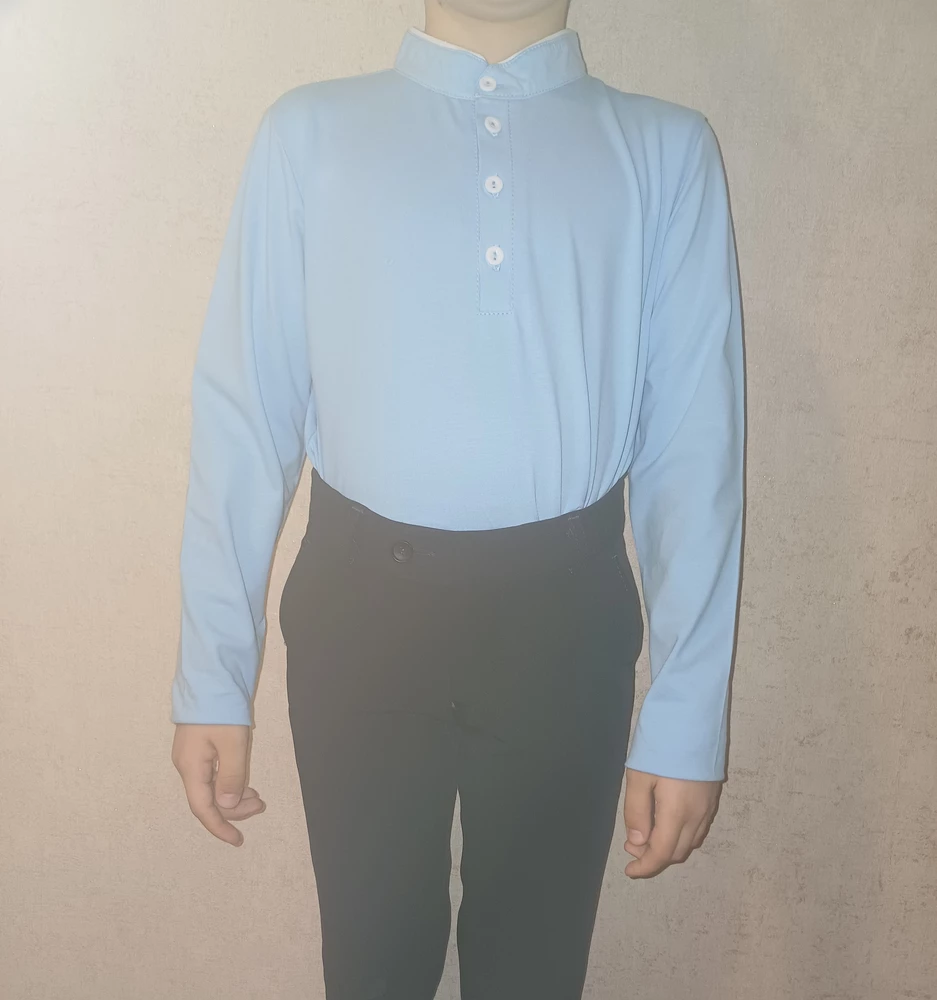 Лонгслив нам понравился. Сегодня сын одел в школу уже. Смотрится стильно, пошито аккуратно, ниточки не торчат, материал плотный.