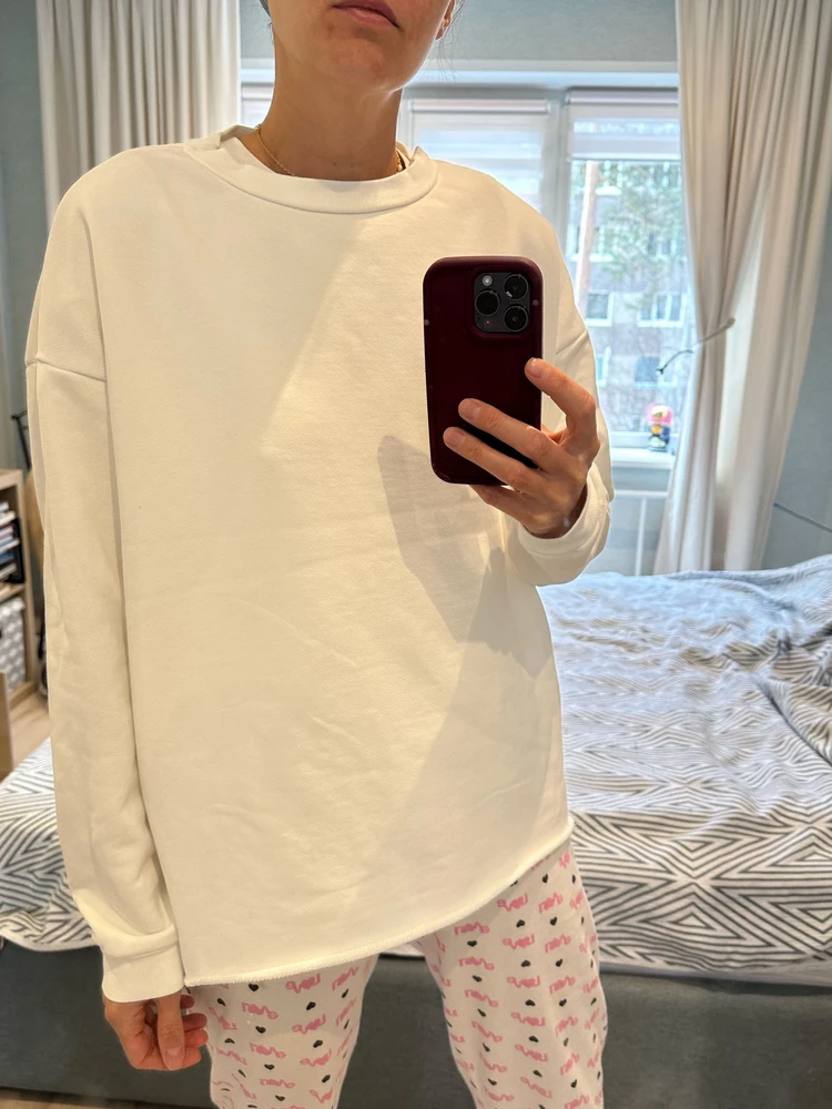 Отличный лонг за свои деньги. Свитшотом я бы его не назвала, он тонковат, а в белом цвете даже чуть просвечивает. Но он классный, правильный овер, хорошая длинна на рост 170. 
До меня его кто то сдал с пометкой брак, видно на фото. Видимо те кто побоялся ниток на необработанном крае указали это браком. Нитки я отрезала, постирала на 40 градусах, и край как и должен!!!! аккуратно подвернулся, нитки больше не вылазят. Так что девочки, не вводите других в заблуждение! 
В общем рекомендую!
Но, к продавцу есть претензия. Упаковка должна быть в плотный зип пакет, вашим же вещам будет лучше.