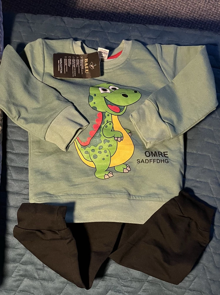 Костюм хороший - визуально, снаружи, действительно, хлопок. А вот внутренняя сторона очень похожа на синтетику - не приятная на ощупь, с блеском (сама знаю, что в таком некомфортно - по опыту футболки для кормления грудью). Отказ.