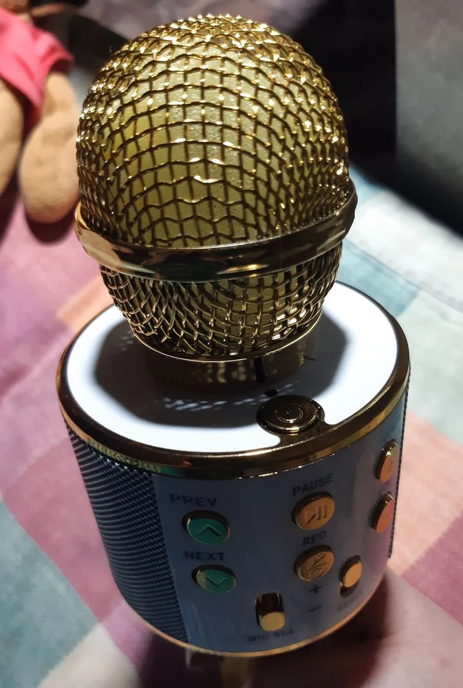 Классный микрофон, микрофон можно использовать как колонку (а я этой функцией пользуюсь довольно часто))) решила показать как этим пользоваться и как к телефону подключить) И в целом очень крутой микрофон за свою цену и выглядит потрясно) пользоваться максимально просто, инструкцию лучше по куар коду открыть в электронном виде, там она на русском и максимально понятная