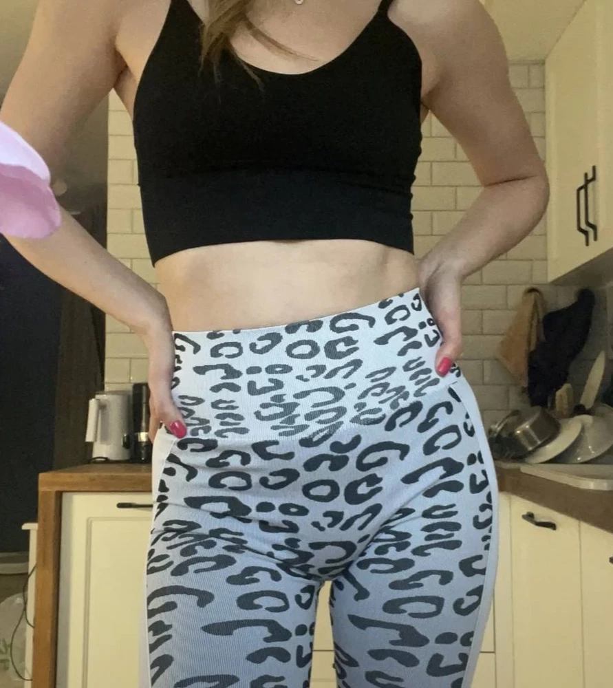 Качественные, а главное прочные леггинсы 😍 влюбилась, вы посмотрите на этот трендовый принт ) 
Рекомендую девочки, берите не пожалеете☺️