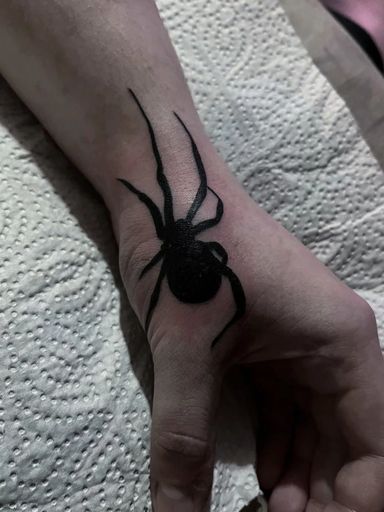 хорошая краска, жиденькая, легко вбивается, очень черная