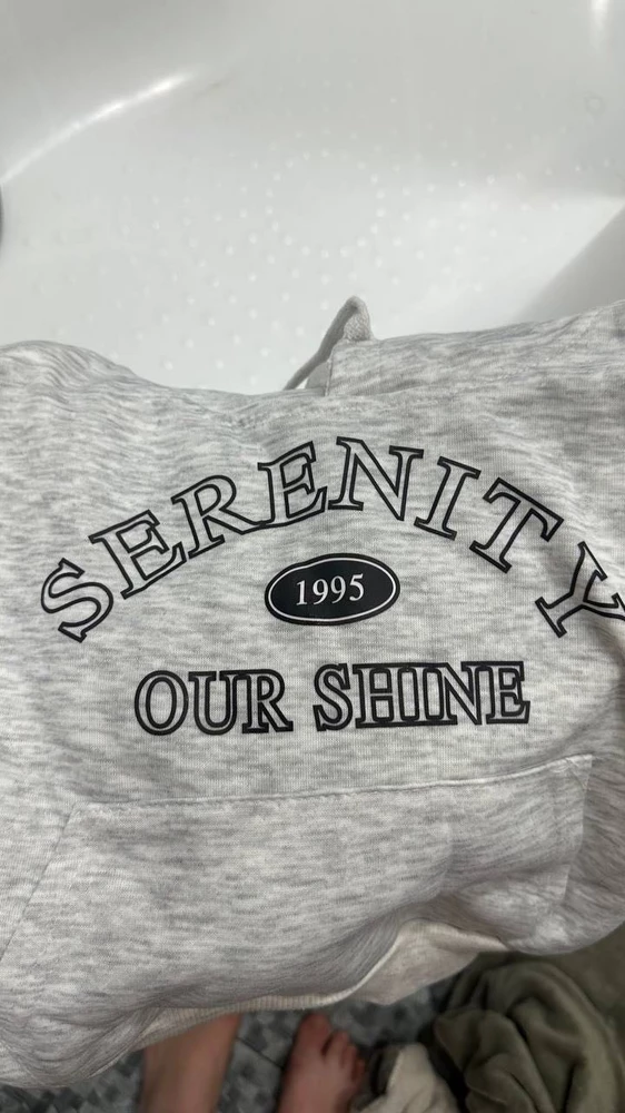 Качество хорошее. Прошито все ровно, ничего не ползет. Костюм пережил уже 2 стирки. На одежде катышков не оставалось ни до, ни после стирки. Кофта прикрывает попу, на ножках есть запас, как и хотели. Ребенок в восторге)