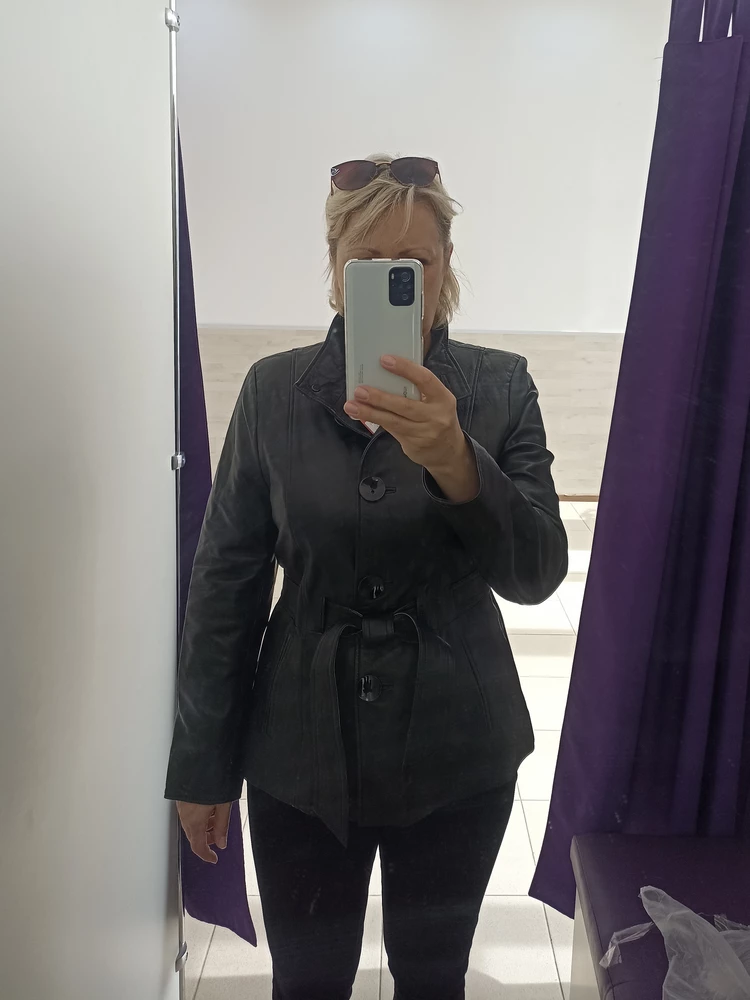 Куртка понравилась, качество отличное, кожа мягкая, но возврат по браку: рукав поцарапан.