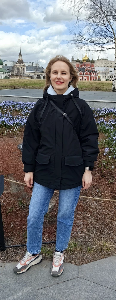 Задумка огонь. Выкройка современная. Ткань хорошая, в дождь вода стекает с изделия. При примерке очень понравилась и забрала.  Не заметила, что внутри рукав недошитый.  Дома дошила, ниточки подрезала) Куртка приходит в ярком пакете. Приятно получать посылку в хорошей, опрятной упаковке.