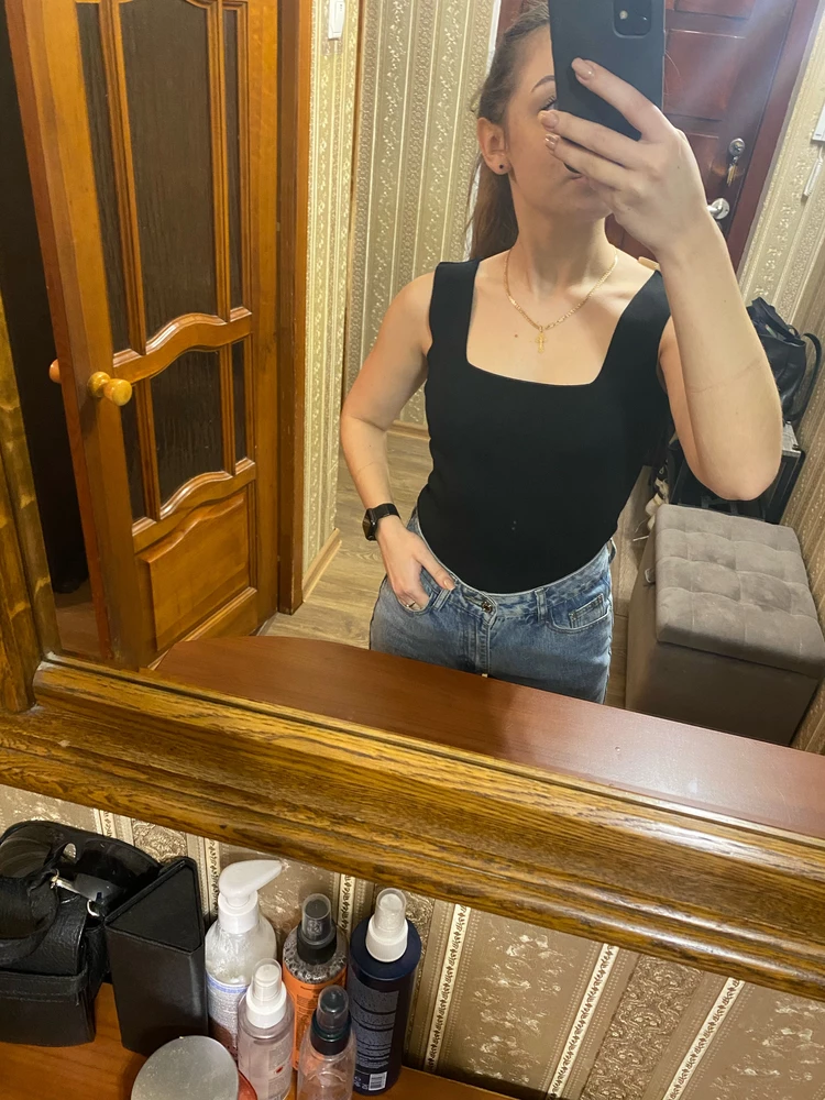 Хорощий базовый топ, приятен к телу. Универсальная вещь довольно - и под пиджак, и под джинсы. Скорее всего заказу еще и белый