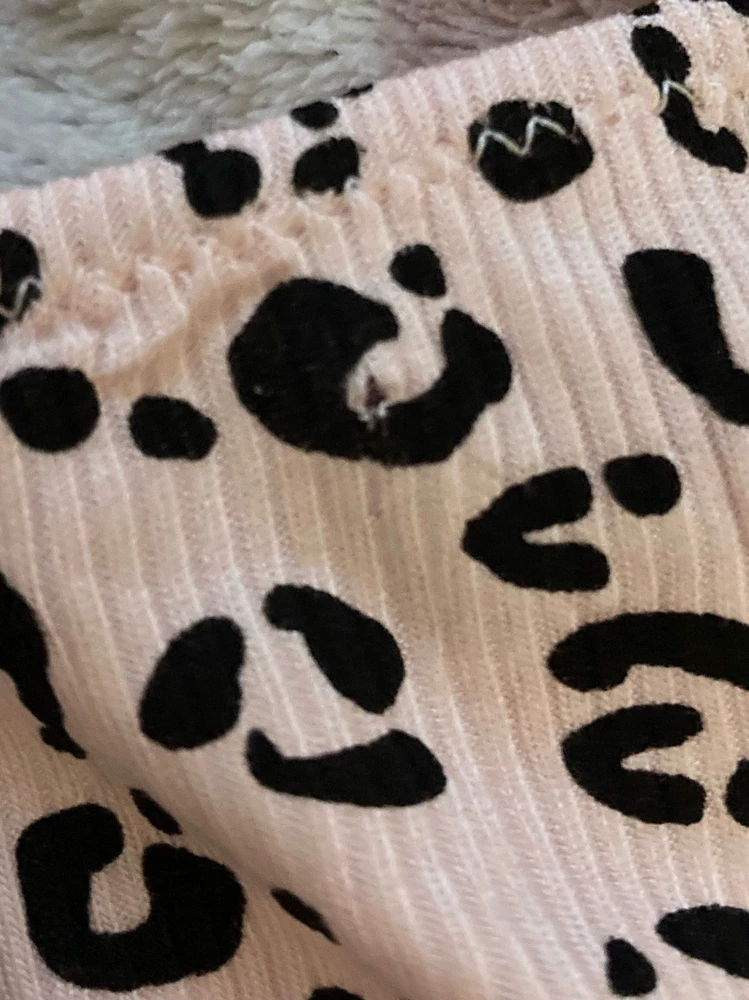 за такие деньги я не ожидала сверхъестественного, но бирка была так прикреплена, что дырочку такую оставила. не очень, конечно. кроме этого, всё отлично)