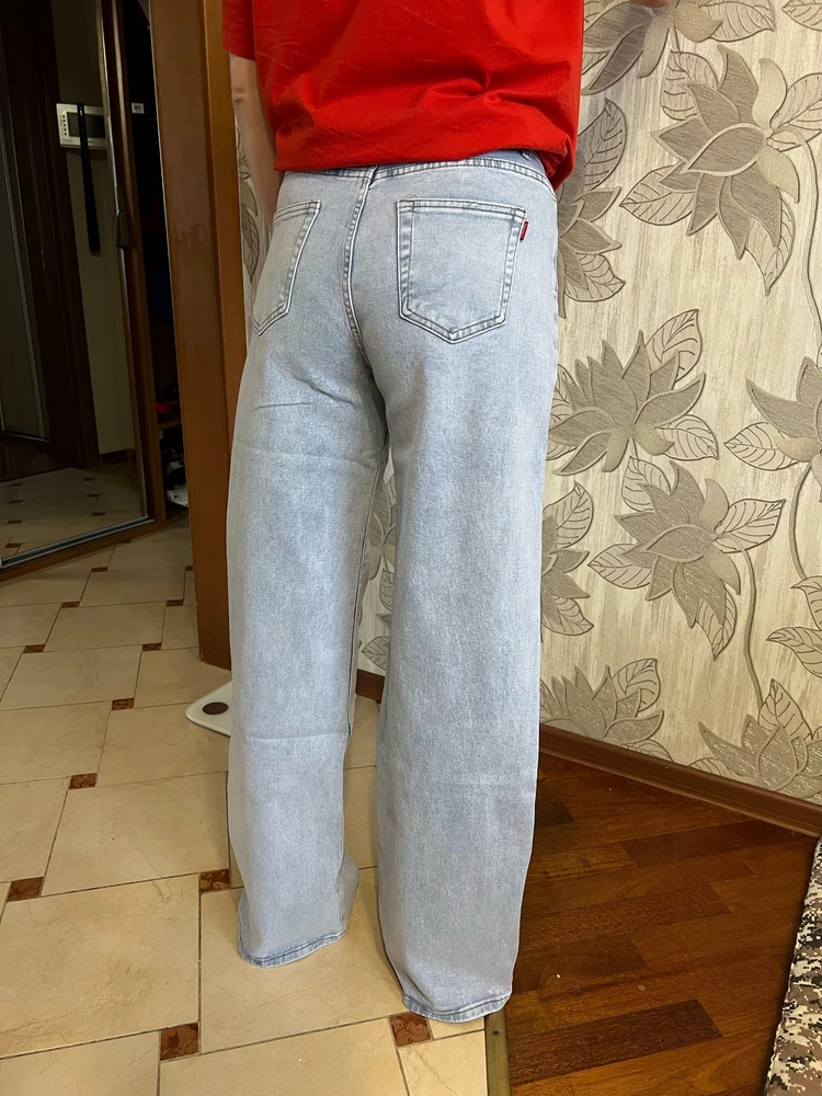 Стильные и удобные джинсы! Подходят идеально, выглядят круто. Ткань плотная, держит форму. Цвет просто огонь! Приятный комплимент в комплекте порадовал)