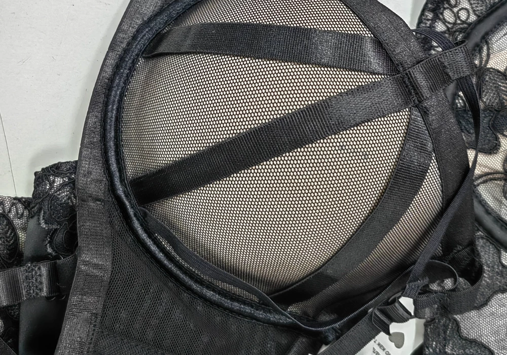 Пятно от чернил и затяжки...брак...вернула на месте