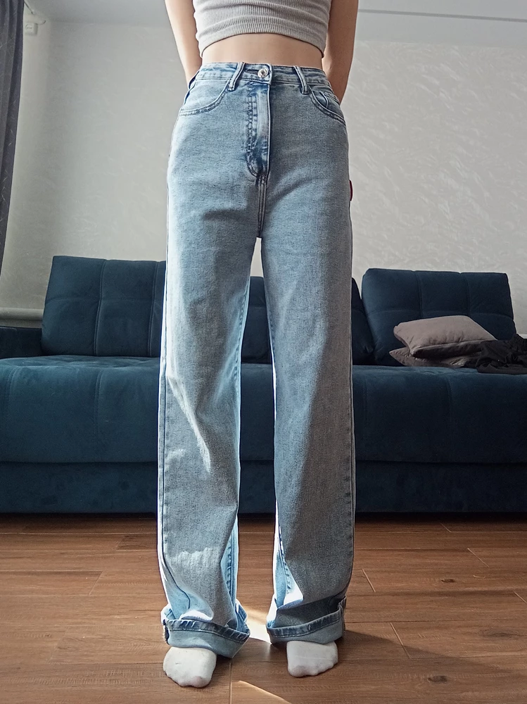 на рост 163 см, размер 26 немного длинноваты. но сели идеально. качество отличное, для такой цены джинсы супер. рекомендую
