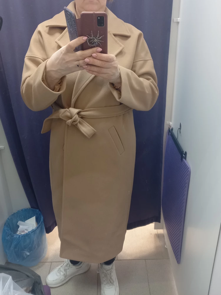 Пальто хорошее удобное ,без пуговиц но при движении ни распахивается за такую цену ,халява ,всем рекомендую