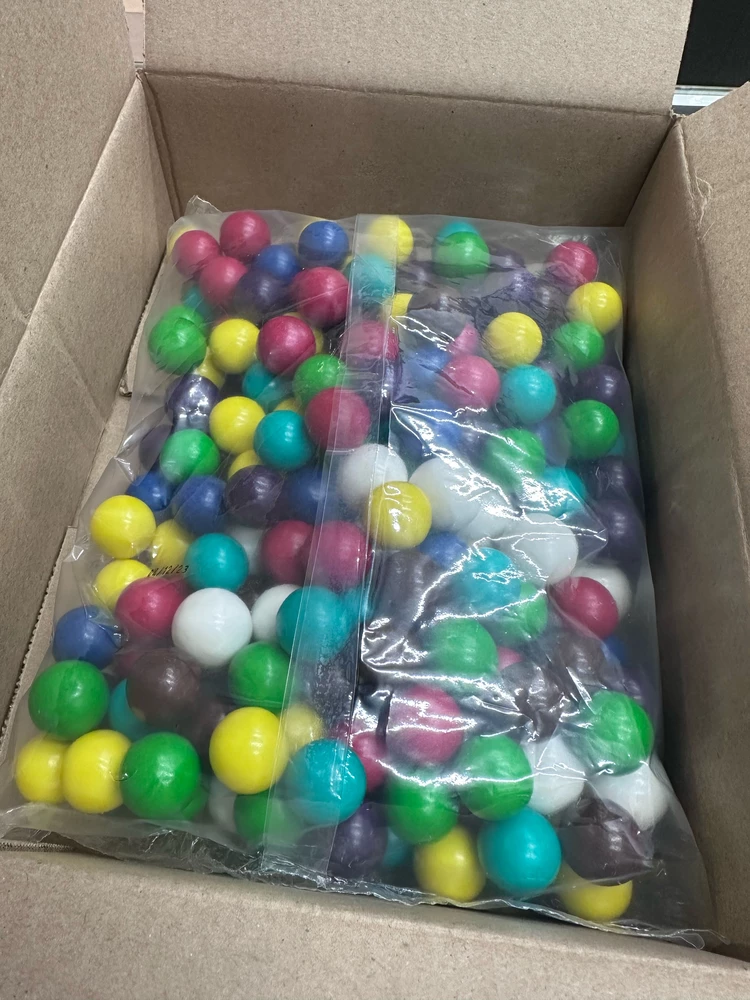 Нормальные жвачки, только именно белого цвета размером больше чем все