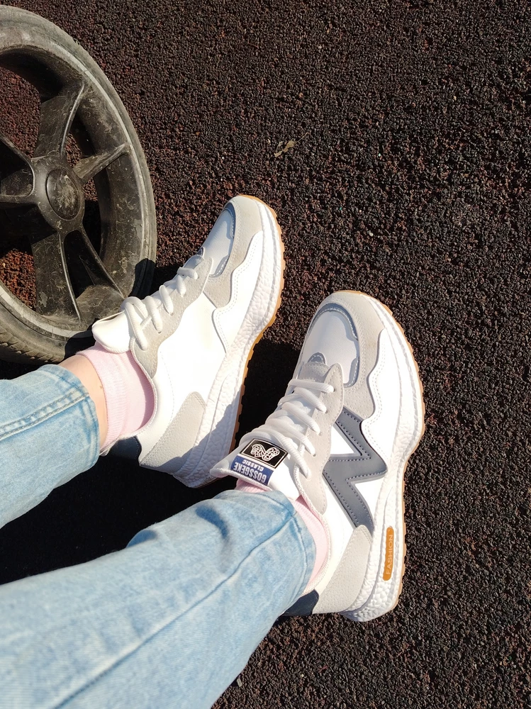 Крассовки супер лёгкие, продавцу спасибо все быстро пришло