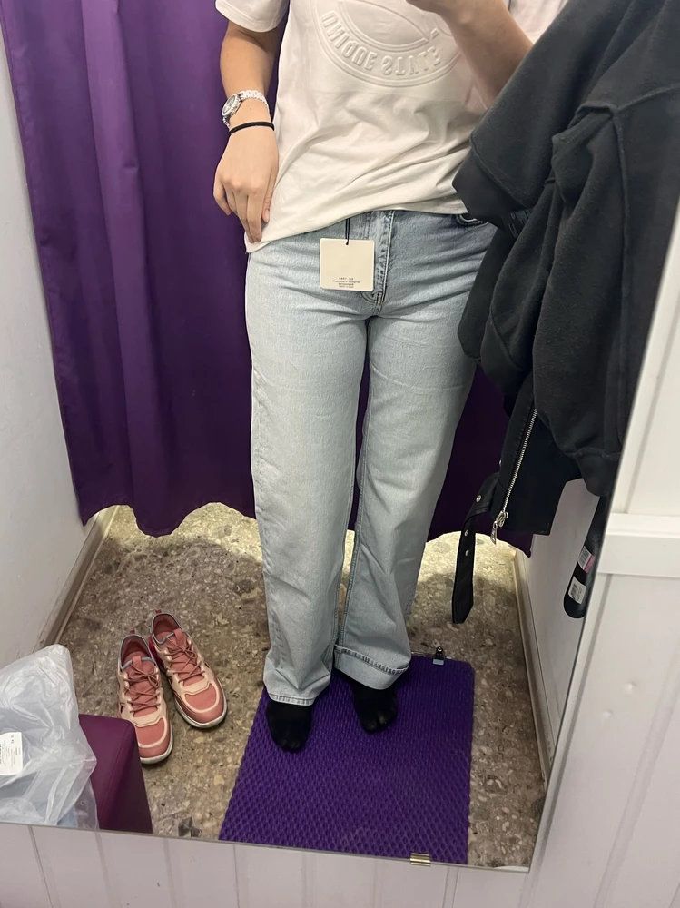 Джинсы крутые и стильные, длина отличная. Мой рост 187 см и у меня никогда не было длинных джинс, а тут хоть отрезай. Спасибо огромное продавцу за качество и длину джинс. Для высоких девушек это просто спасение!!!