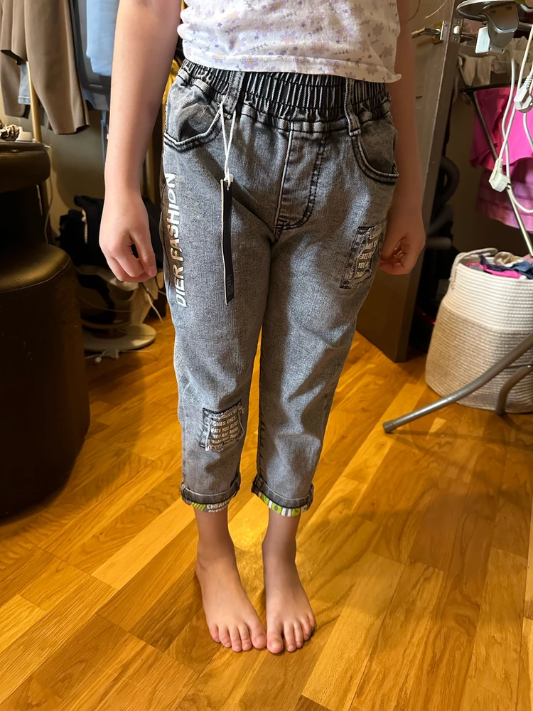 На 122 до которого дочь даже не доросла еще, джинсы короткие сильно