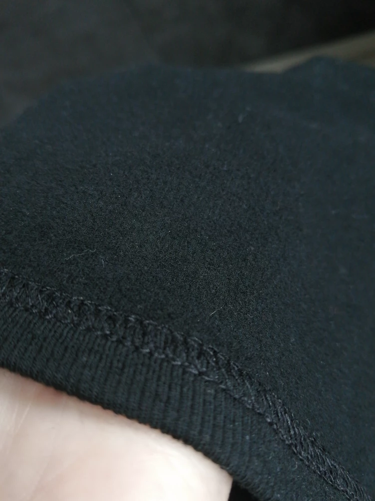 Классный лонгслив. Тканях приятная, есть небольшой начес, тепленький. Рукава длинные, но не критично. Сам лонг лично для меня короткий немного. Не очень было приятно получить после предыдущего покупателя, девушка даже не удосужилась вывернуть изделие после примерки.