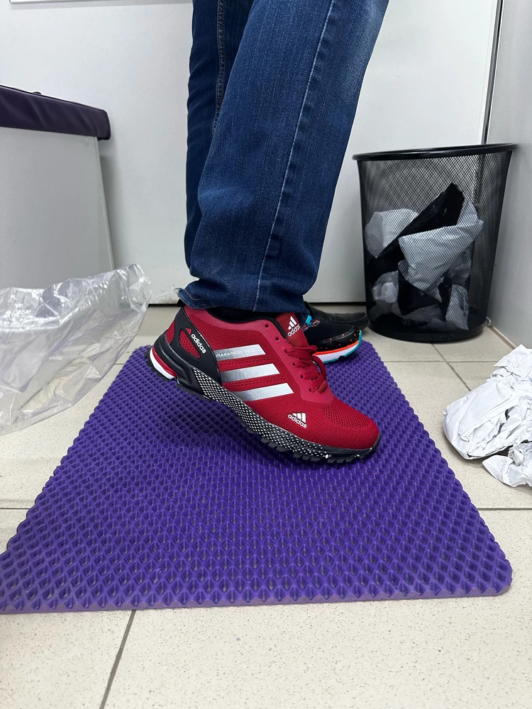 Мужу безумно понравились кроссовки. Кроссовеи качественные. Нет слов! Размер 42 у мужа. Брала 43. Отлично!