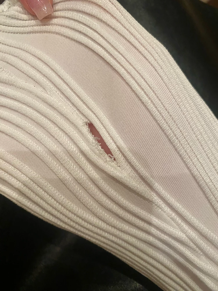 отправили кофту с двумя дырками на рукавах))) думала, для пальчиков, но слишком далеко расположены… возвращайте деньги