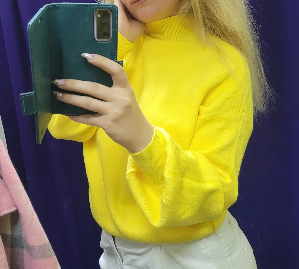 Цвет вживую менее насыщенный чем на фото, кофта хорошая но смотрится просто ватой, поэтому не взяла