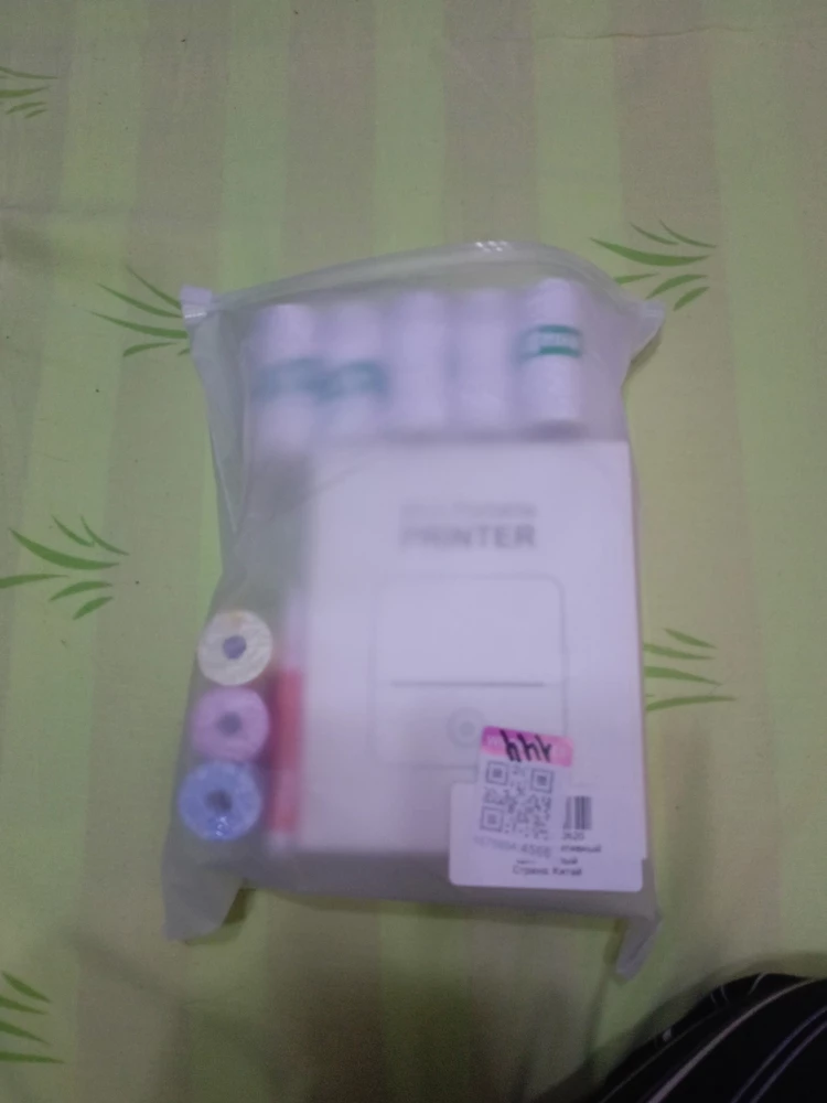 Заказывала себе. Пришел в полном комплекте, сначала испугалась что рулончика не достает, а он оказывается сразу в принтере.
Я в восторге от него, это идеальная вещь как для учебы так и для личных пользований. Довольна оказалась не только я, даже подруге он понравился, теперь просто меня много что ей печатать. Одним словом вещь полезная, нужная и очень отличный подарок кому-то.