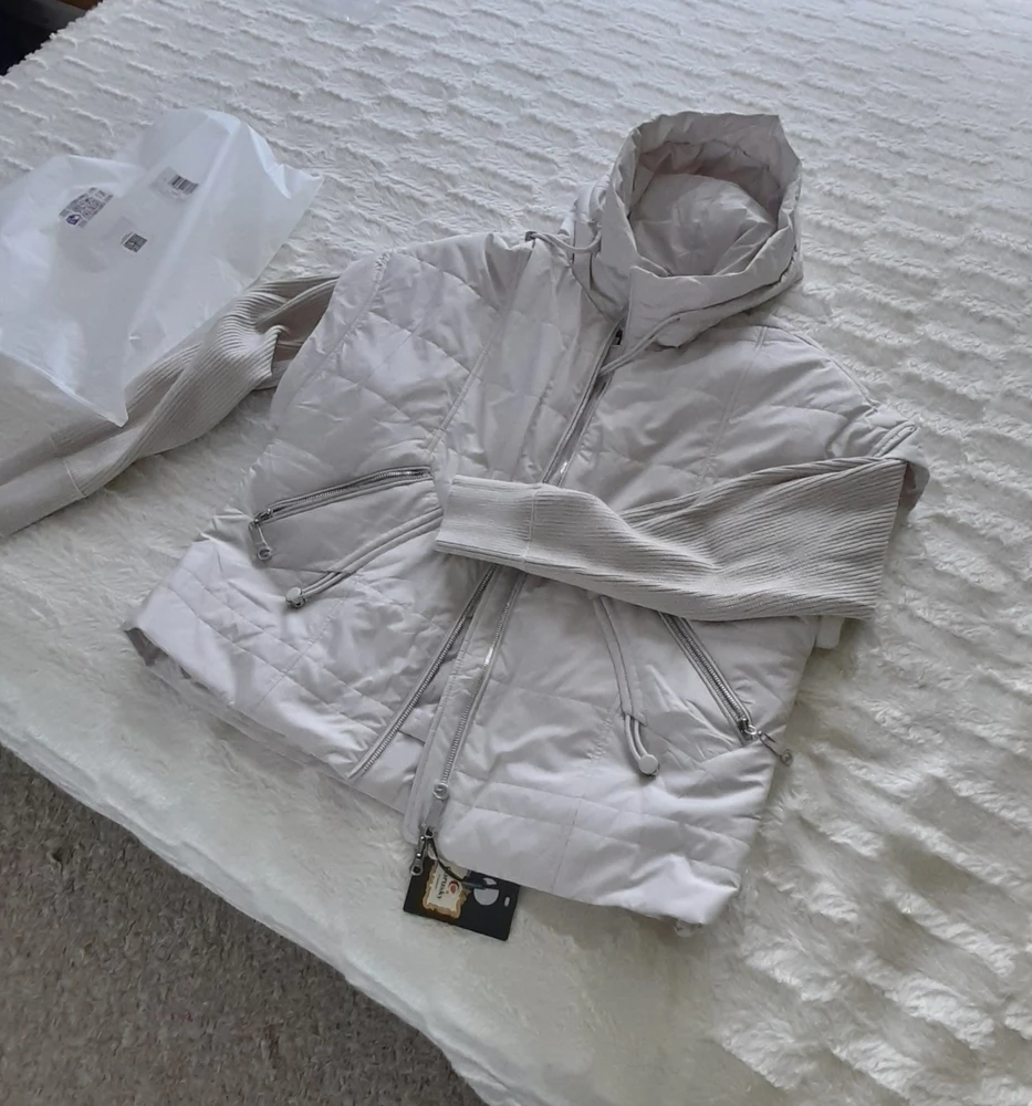 Офигенная курточка  немного велика мне, подожду немного, если появится 46 размер, перезажу, а если нет, придется немного ушить, 48 размер. Мои параметры 98-80-100, рост 1.55, вес 62. В рукавах длинная и в бедрах немного свободная. Спасибо, Валберес!!!