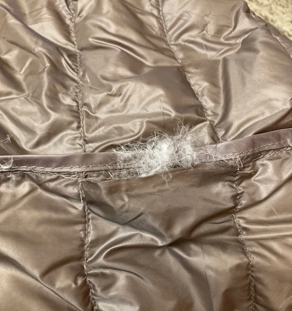 Куртка понравилась. Но пришла с браком не застрочена одна из полосок стежки у шва. Разлетелся пух в примерочной и одежду оперил при примерке. Куртку взяла, придется самой прошивать