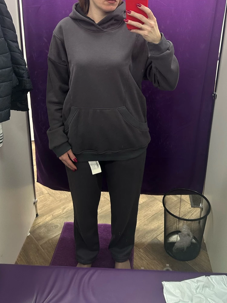 Очень большой. Заказала 46 р на свой 44-46 размер,просто утонула в штанах. Завязки есть,затянула штаны) по длине на рост 169 норм,но хотелось бы чуть подлинее. Вернула,закажу на 2 размера меньше