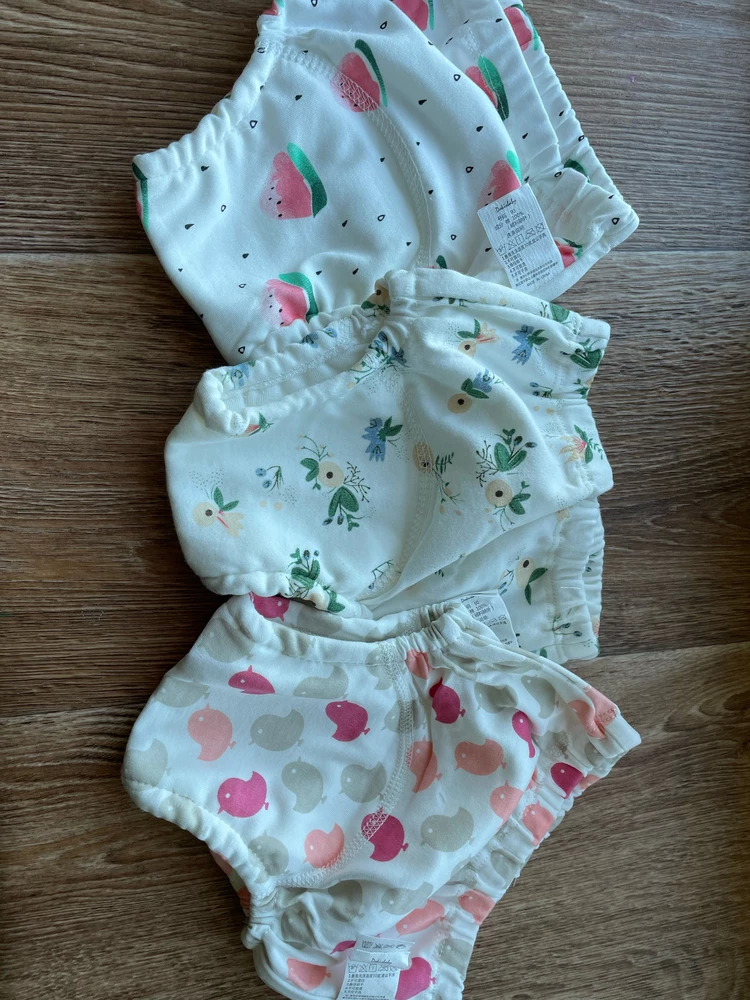 Во-первых, классные принты! Во-вторых, приятные на ощупь, точно хлопок! Хорошее качество, швы ровненькие, аккуратные. В-третьих , нет угрозы намокания дивана.  Я в восторге, спасибо продавцу , обязатально закажу еще