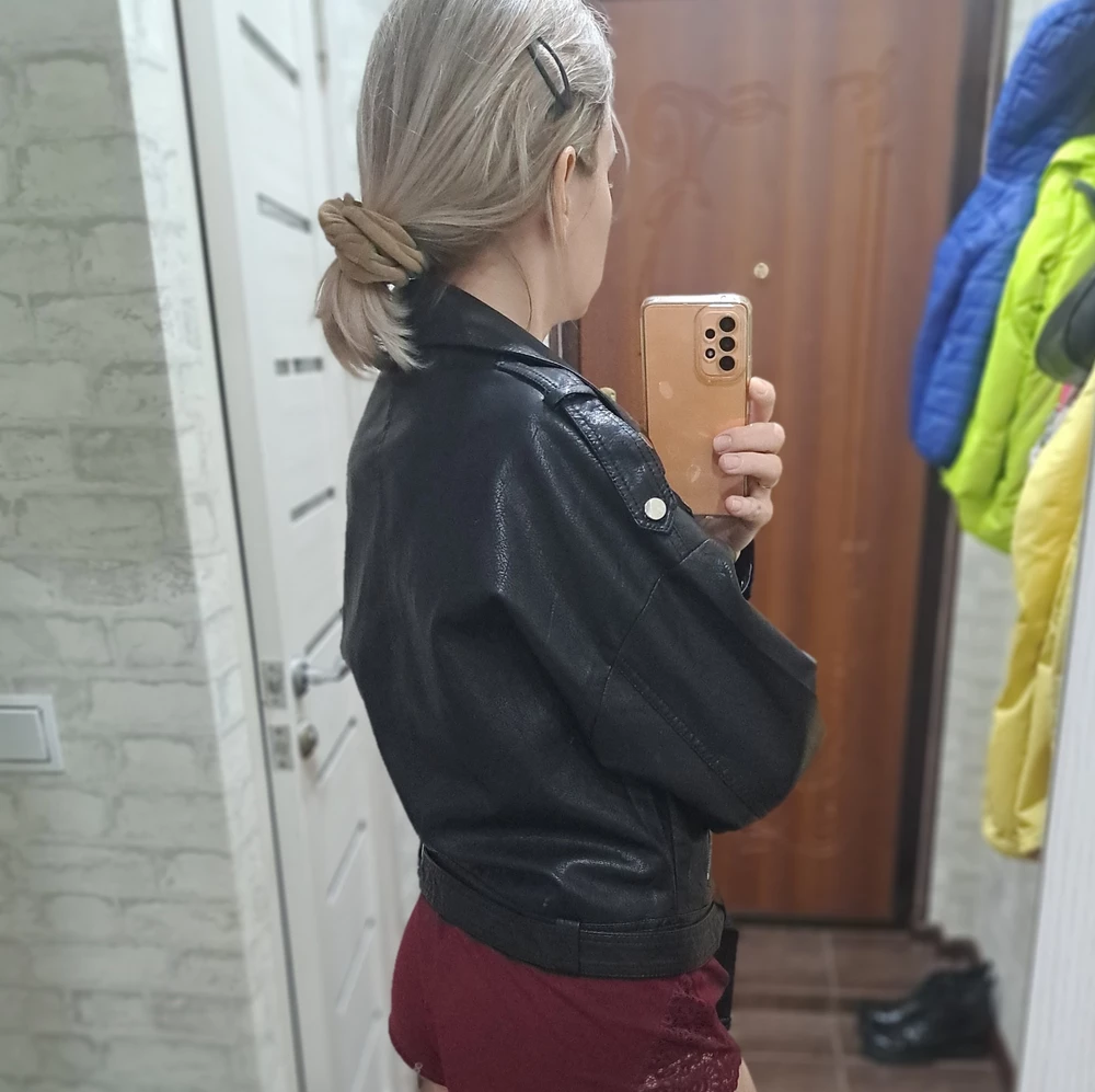 Косуха ооооочень классная! Фактура, мягкая, без какого либо запаха . Очень похожа на кожу. Модель супер! Оверсанс, не сковввает движения. На свой 42 взяла s - идеально. Я довольна даже более чем! Ценой и качеством! Однозначно рекомендую!