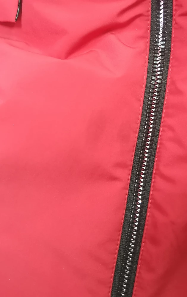 Куртка неплохая, но эти два жирных пятна, которые непонятно как поставленные на неё, испортили все впечатление. Очень жаль возврат