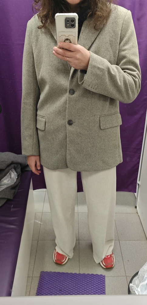 Материал очень приятный.  Я ношу размер 46, люблю оверсайз. Не выбрала этот пиджак из-за цвета, взяла серый. Рост 169 мой.
