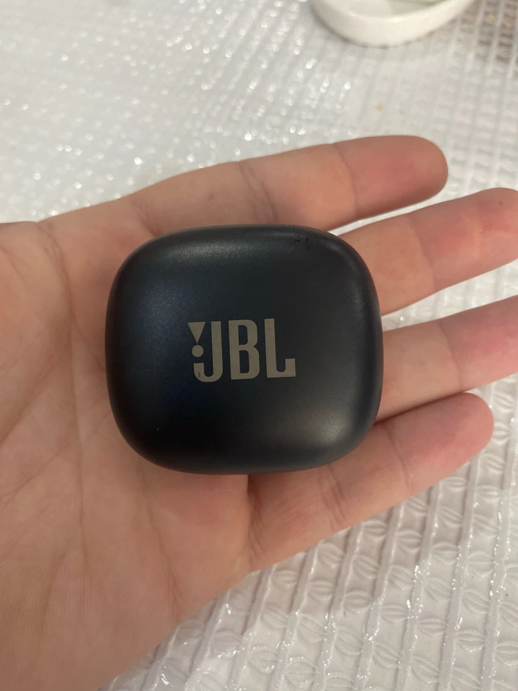 Заказывал JBL 300 пришли голимые подделки, они даже внешне не похожи, качество проигрывания музыки хорошее , микрофон то-же говорить можно смело все разборчиво, наушники хорошие внешнее еще бы были позожи.