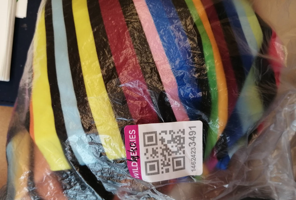 на карточке товара все лучи сходятся в одну точку и на одном боку. на полученном товаре лучи направлены на разные бока,что меняет картинку в принципе. товар пришел только в упаковке Вайлдберрис, фирменной этикетки и без наклейки на ластовице. интересно, через сколько рук он прошел. к сожалению, брак увидела только дома, т.к. в пункте выдачи больше беспокоилась о том, что не подойдет размер. будьте бдительны при покупке купальников. вернуть их можно только в пункте выдачи.