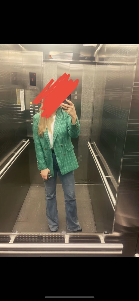 Очень достойный пиджак. На размер 46-48 идеально подошел xl. Цвет чуть блиднее в жизни, чем на фото продавца. Но мне все понрпвилось