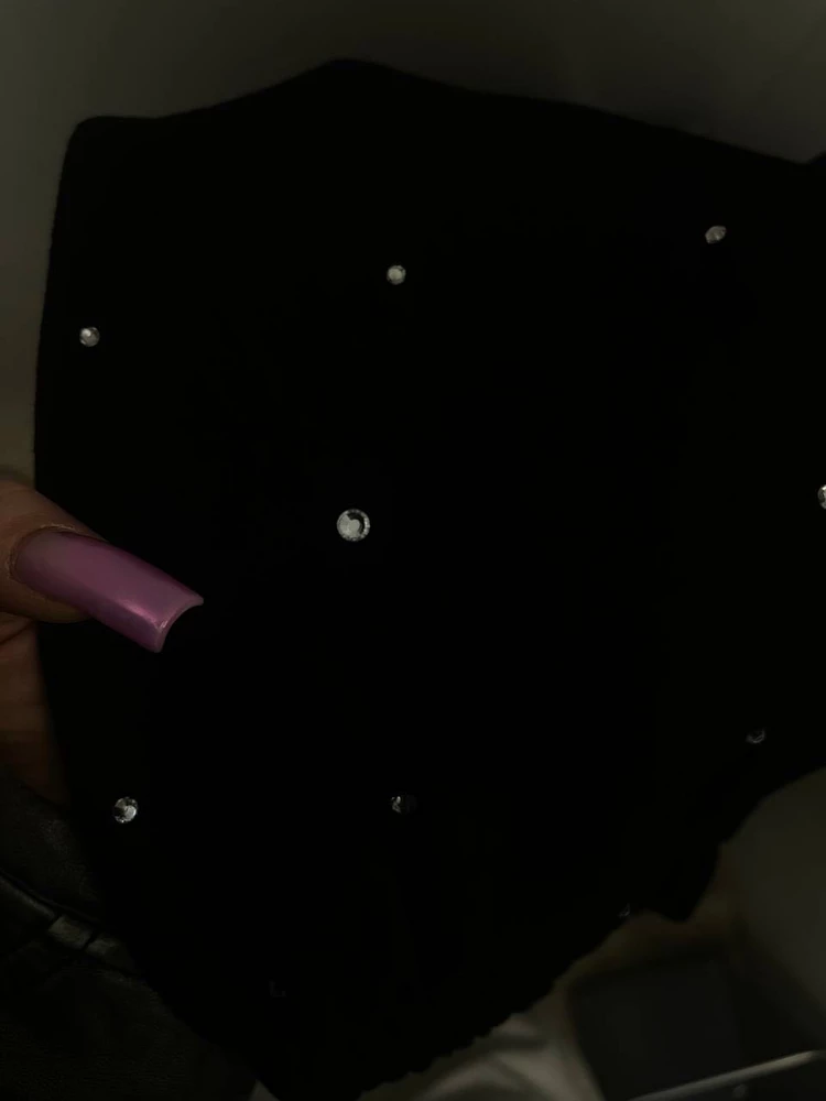 «очень классный костюм,очень приятный на ощупь,стразы не маленькие блестят красиво,захотелось его больше оверсайз,жду м-ку🥹»