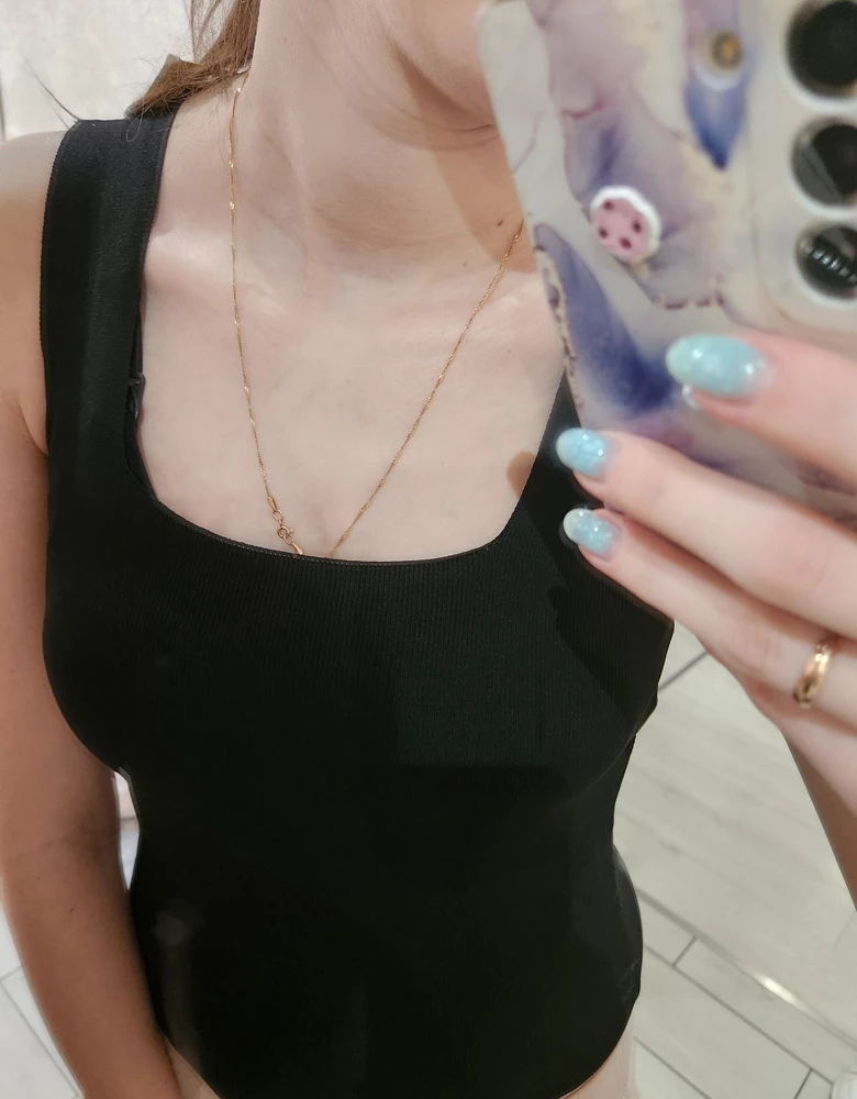 Отличный топ. Просто пушка! Идёт в размер, ткань рубчик и тянется, поэтому выделяет и подчёркивает все,что надо. Обязательно возьму ещё в других цветах