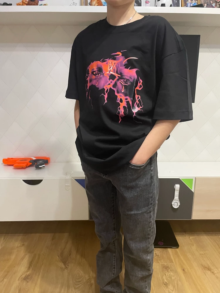 Сыну понравилась, великовата немного, но смотрится как оверсайз свободно ( он у меня стройный). Правда долго шла