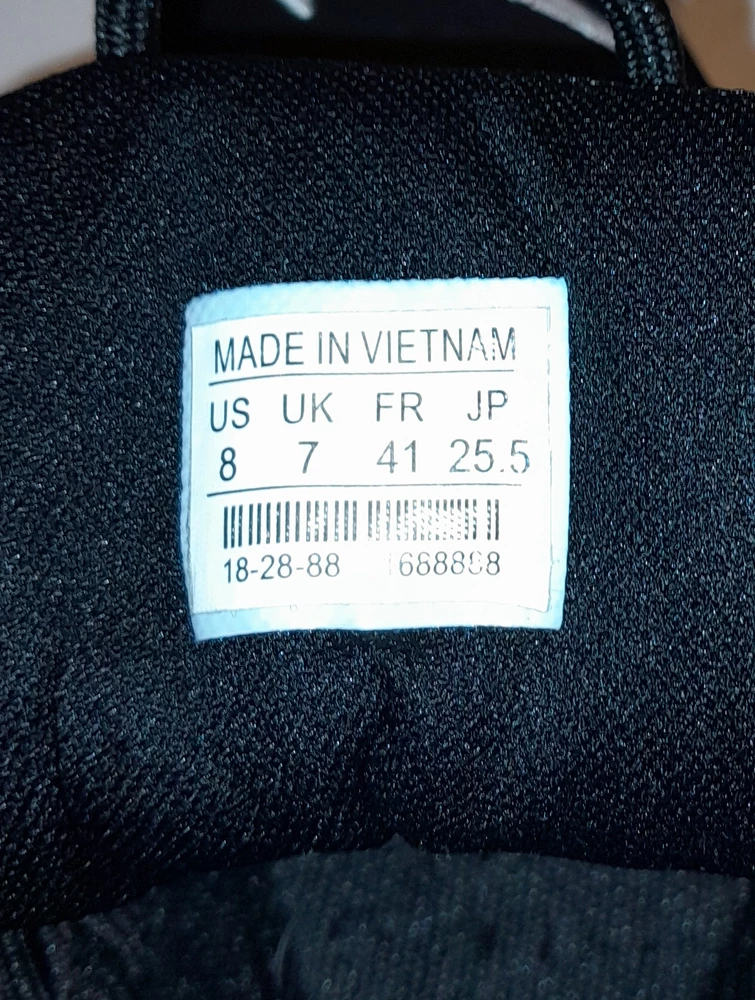 Кроссовки хорошие, снимаю звезду за " махинации" с размером. На заводскую этикетку аккуратно была приклеена еще одна, с большим размером, по факту кроссовки оказались малы. Кто обманул? Продавец или производитель?