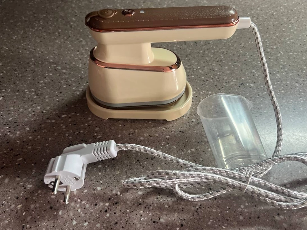 Покупка - находка! Идеальный отпариватель! Удобно использовать и как утюг на горизонтальной поверхности, и как вертикальный отпариватель. Достаточно компактный и можно взять с собой в дорогу. Рекомендую однозначно!)