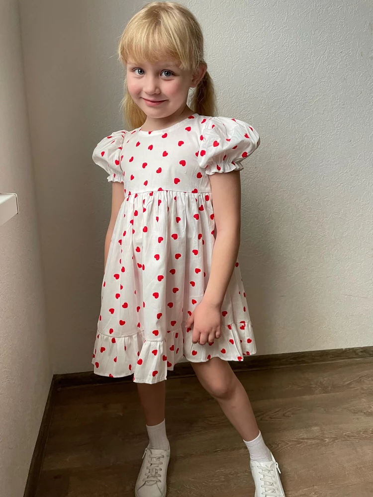 Платье классное! Купили для садика. Легкое, лаконичное, модель очень понравилась. Состав хлопок. Швы у платья обработаны аккуратно. Идет размер в размер.