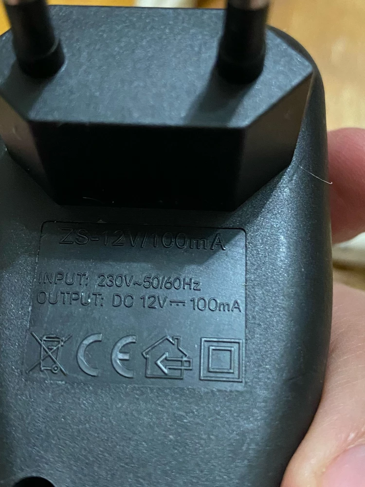 Заявлено 5v по факту 12v. Увы, либо невнимательность, либо обман. Хорошо что заметили, спалили бы усилитель.