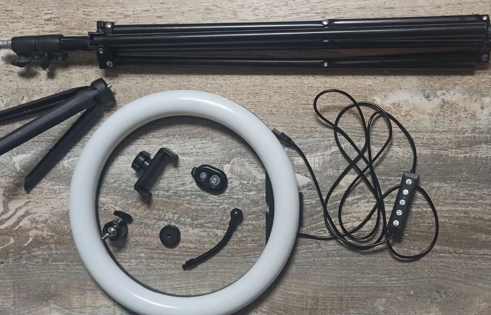 Лампа с регулируемой ножкой, до 2 м высотой, с отличной комплектацией и функциями.