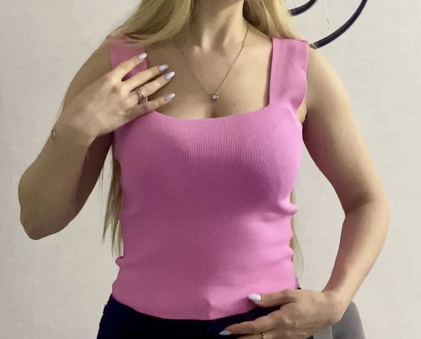 Прикольный, легкий, простой топик. Подойдет под любую одежду
Пришел чистый, всё прошито