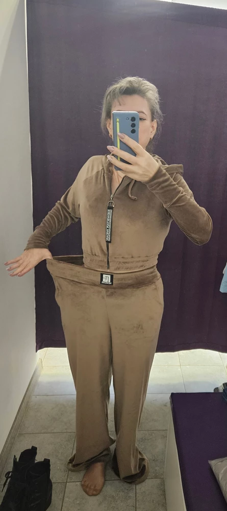 Заказала 44/165 мой размер 104/78/93 рост 165. Куртка села идеально, брюки явный пересорт и по размеру и по росту выглядят на 50/175, и длинные сантиметров на 10 больше чем ноги и широкие. качество пошива и ткань хорошая, но пришлось вернуть так ещё и 100 руб за возврат удержали.