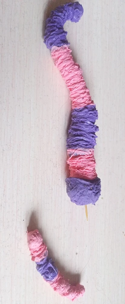 Не понравился( кончился за 1 день! Трудно режется. Невозможно скатать шарик как показывают в тик токе, быстро рвётся и совсем не тянется! Не советую:(